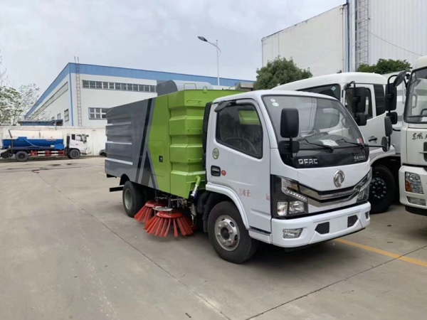 東風小多利卡掃路車（1.5方水罐，4方塵罐）