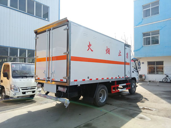 福田5.1米（6.9噸）雜項(xiàng)危險(xiǎn)品廂式車(chē)