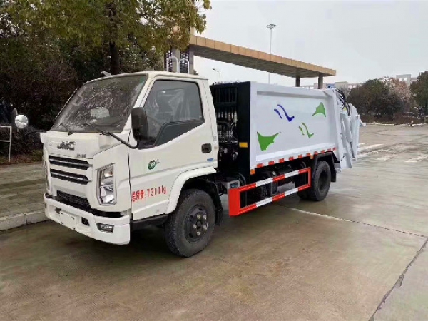 可進(jìn)地下室江鈴順達(dá)國六6方壓縮式垃圾車