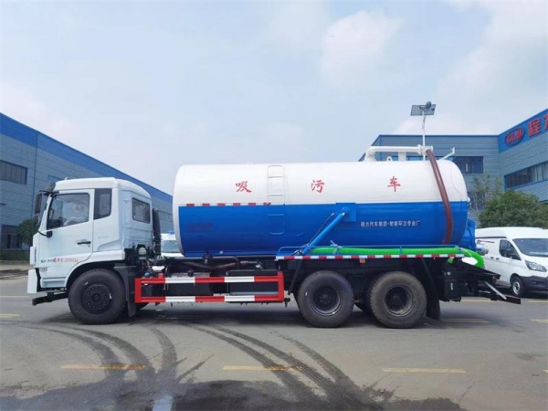 東風D17后雙橋18方吸污車，配水循環泵加10米吸污帶。